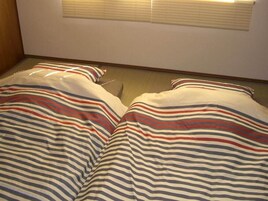 Escrivaninha, ferros/tábuas de passar roupa