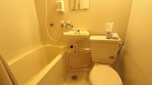 Un baño pequeño con bañera, lavabo e inodoro.
