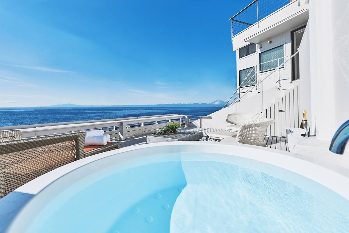 Outdoor spa tub