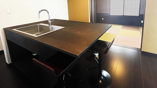 A modern kitchen with a built-in sink and a wooden countertop. - Yadoya Matsumoto Honjo (Matsumoto)