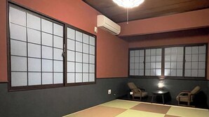 A room with tatami flooring, shoji screens, and a ceiling fan. - Yadoya Matsumoto Honjo (Matsumoto)