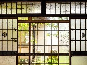 Interior - Maroyashiki (Ozu)