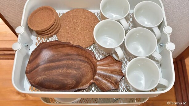 A tray with various items including corks, wooden bowls, and white mugs. - T-reef Vacation House Pine Tree (Kamakura)