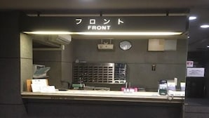 Un comptoir d’accueil avec une pancarte indiquant « RÉCEPTION ».