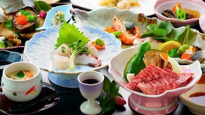 Une variété de plats sont disposés sur la table, notamment des fruits de mer, des légumes et de la viande.