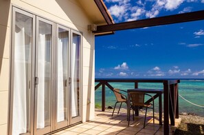 Outdoor dining - Aloalo Beach Kabira (Ishigaki)