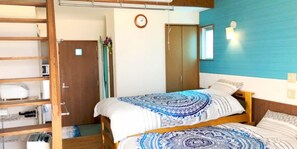 Une chambre avec un lit superposé, une armoire, une horloge et un luminaire fixé au mur.