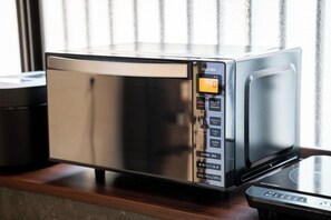 Een moderne elektrische oven met een digitaal scherm en verschillende instellingen.