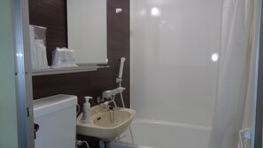 Un baño con lavamanos, espejo y ducha.
