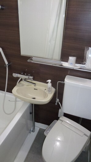 Un baño con lavamanos, inodoro y bañera.