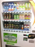 Máquina expendedora con diversas bebidas y aperitivos.