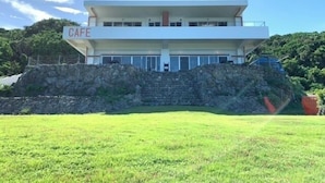 Un edificio de dos pisos con un letrero que dice 'CAFE' en la parte superior.