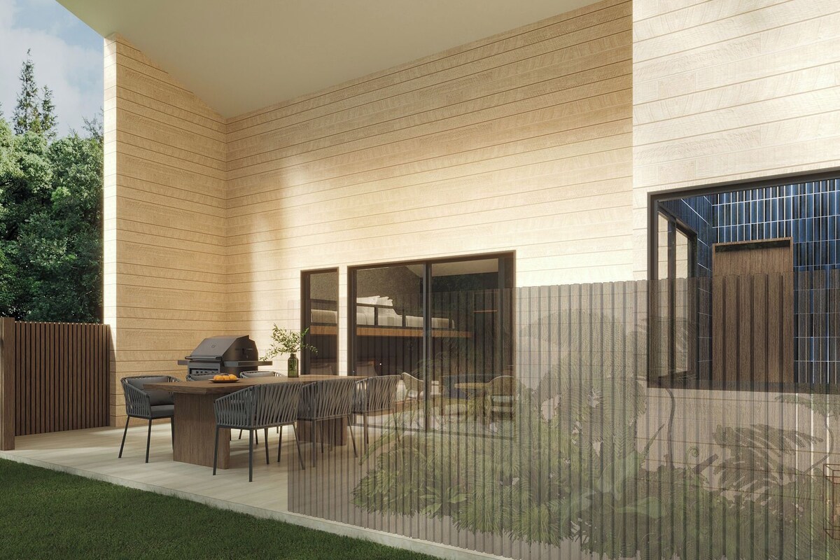 Un patio exterior moderno con una parrilla, asientos y vistas al jardín trasero.