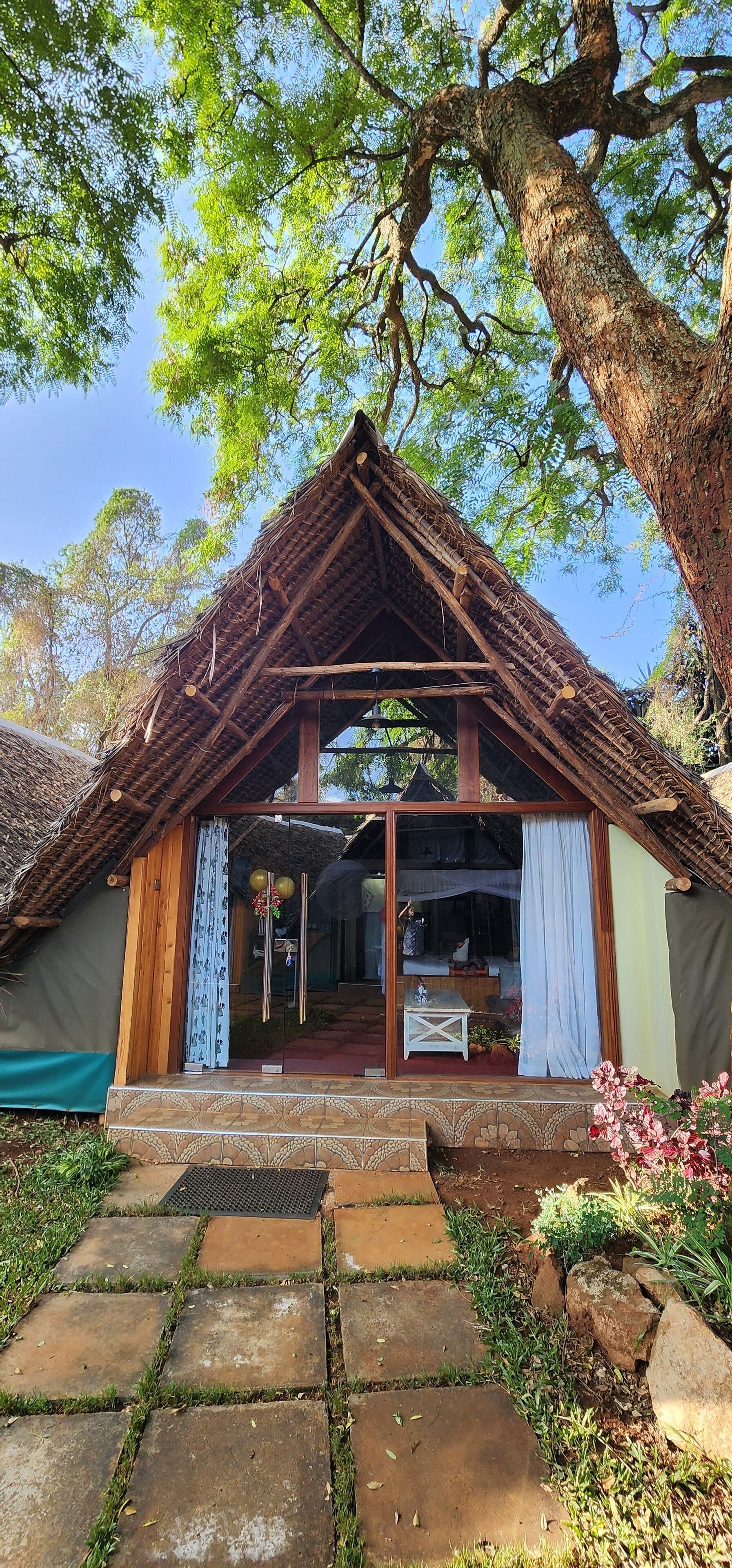 独立的浴缸和淋浴、免费洗浴用品、吹风机、拖鞋