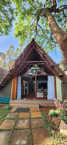 The giraffes cottages restaurant and bar