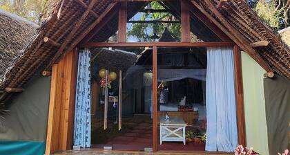 The giraffes cottages restaurant and bar