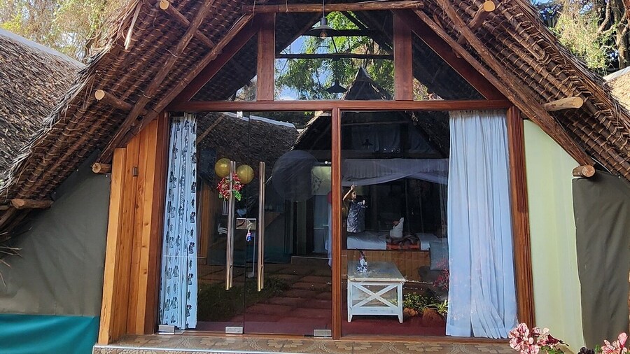 The giraffes cottages restaurant and bar