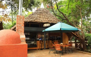 Outdoor dining - The giraffe cottages bar and restaurant (Nairobi)