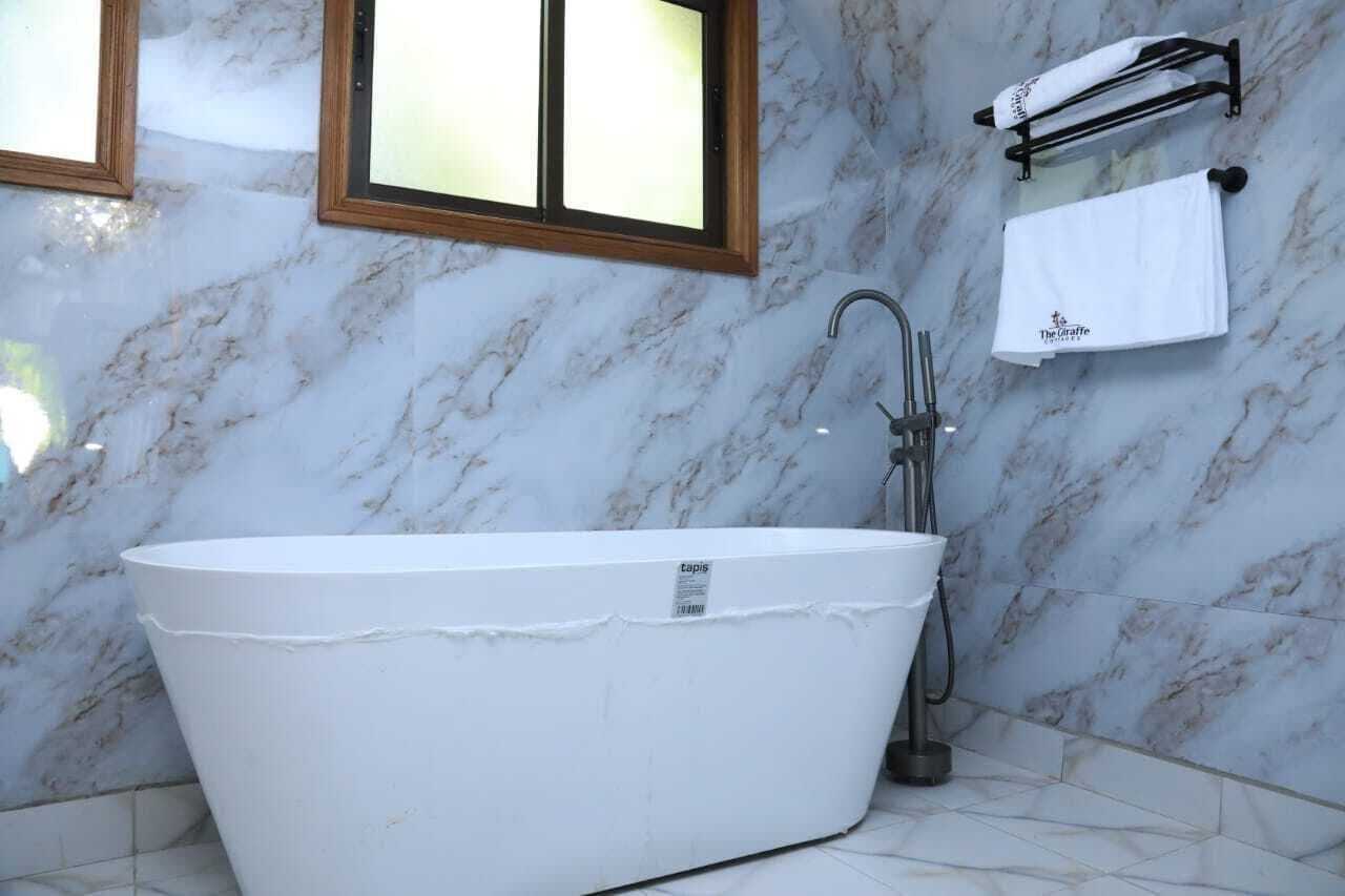 Deluxe Cottage, Garden View | Bathroom | Separate tub and shower, free toiletries, hair dryer, slippers