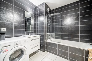 Shower, hair dryer - Modern, Cozy 2-Bedroom Apartment in Châtel – All Comforts for 6 Guests (Châtel)