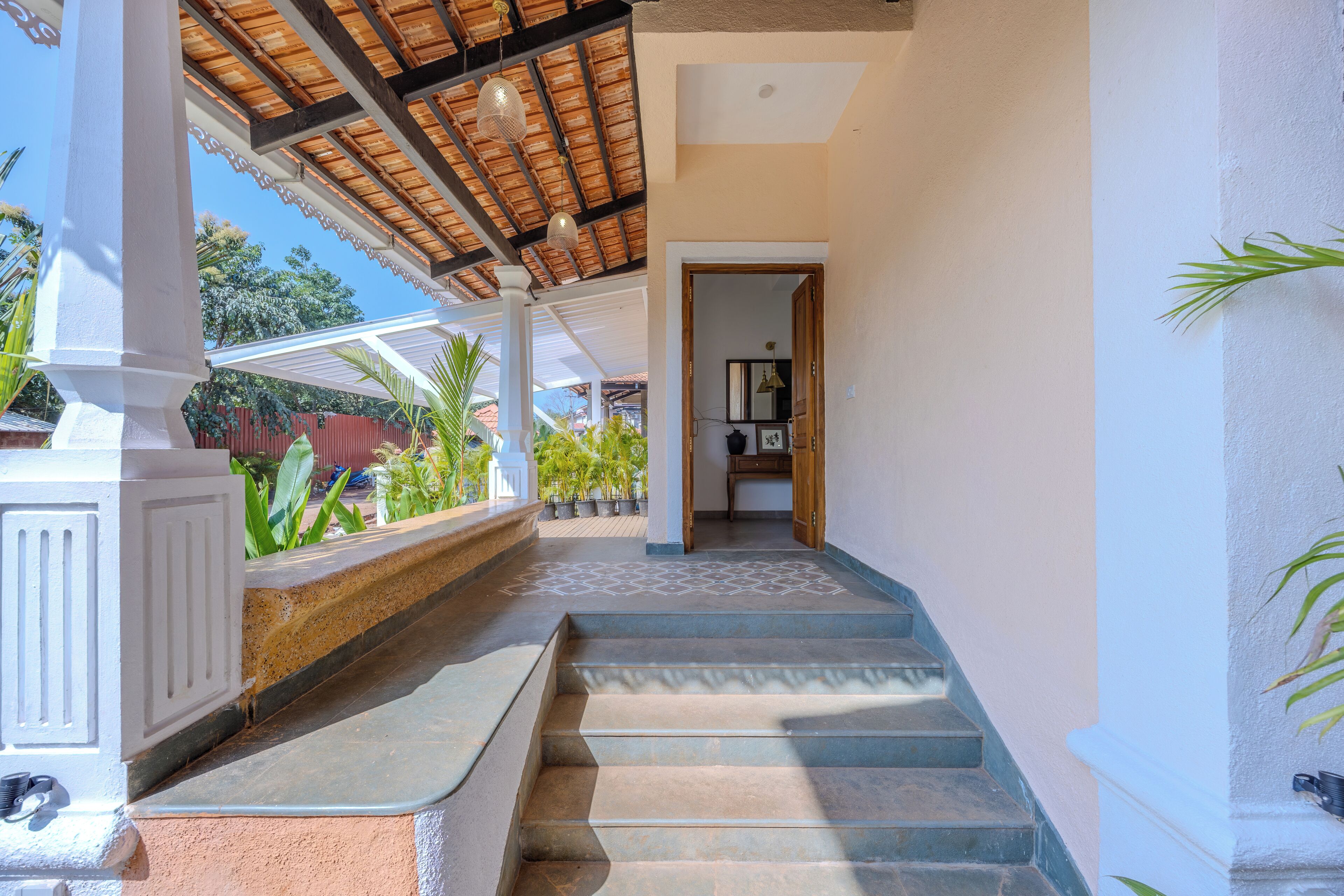 Una escalera conduce a un espacio cubierto con vistas al exterior.