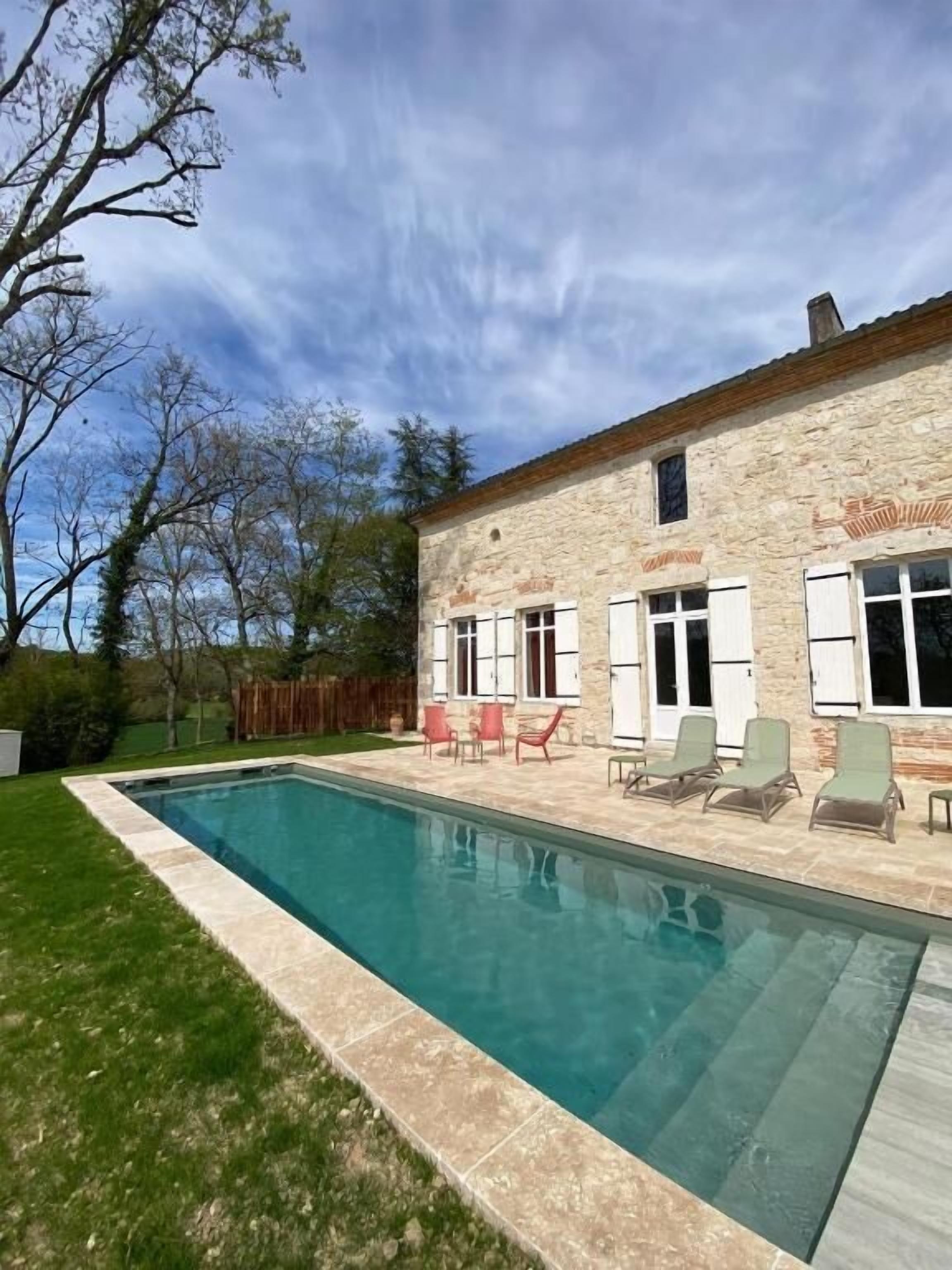 Sesongbasert utendørsbasseng og solsenger