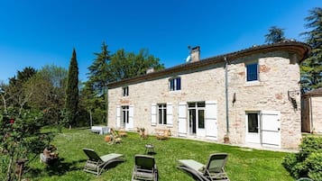 Hus, hageutsikt | Overnattingsstedets uteområder