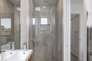 Towels - Brand New City Townhouse with Free Parking (Christchurch)