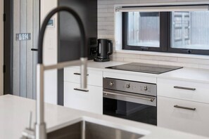 Fridge, microwave, dishwasher, toaster - Brand New City Townhouse with Free Parking (Christchurch)