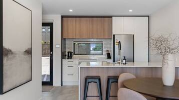 Refrigerador, microondas, lavavajillas, tostadora