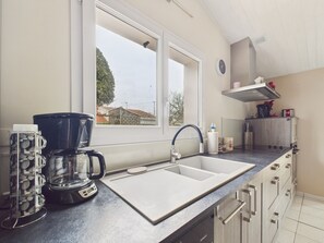 Fridge, microwave, oven, dishwasher - 200m from the sea, house for 7 with garden (La Guérinière)
