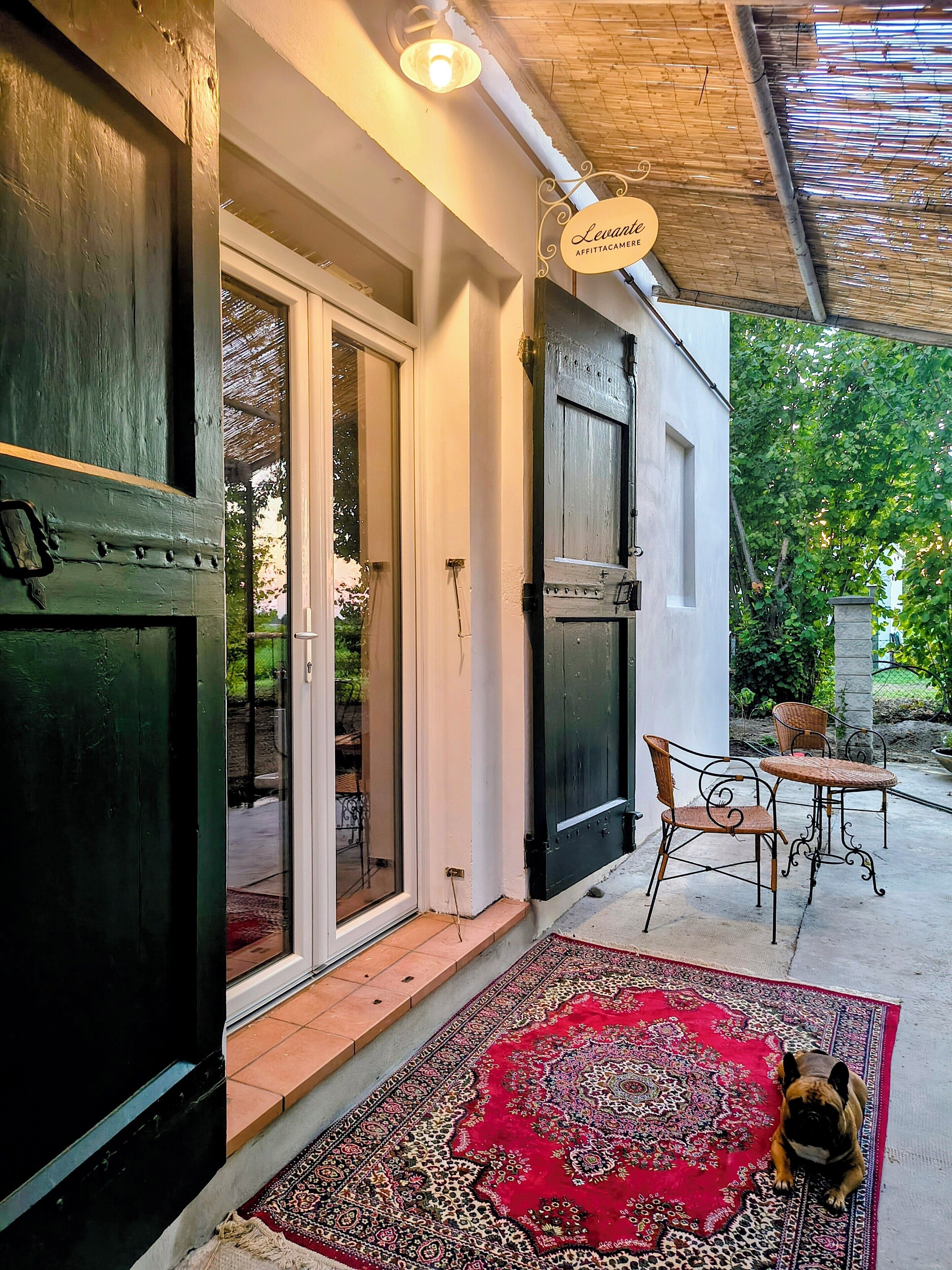 Chambre Triple Classique, vue cour intérieure | Restauration extérieure