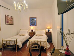 Classic-Dreibettzimmer, Blick auf den Innenhof | Kostenloses WLAN