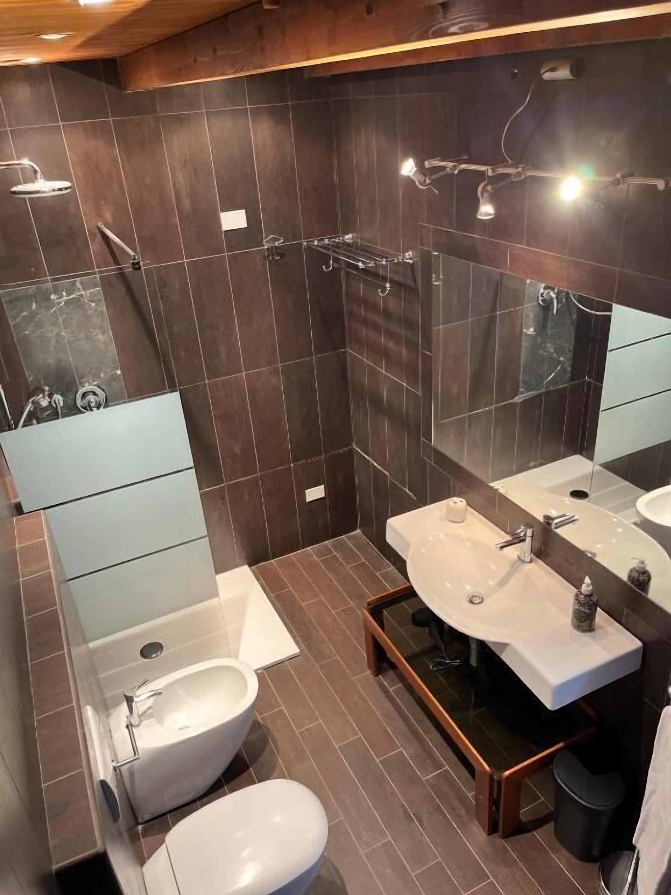 Chambre Triple Classique, vue cour intérieure | Salle de bain