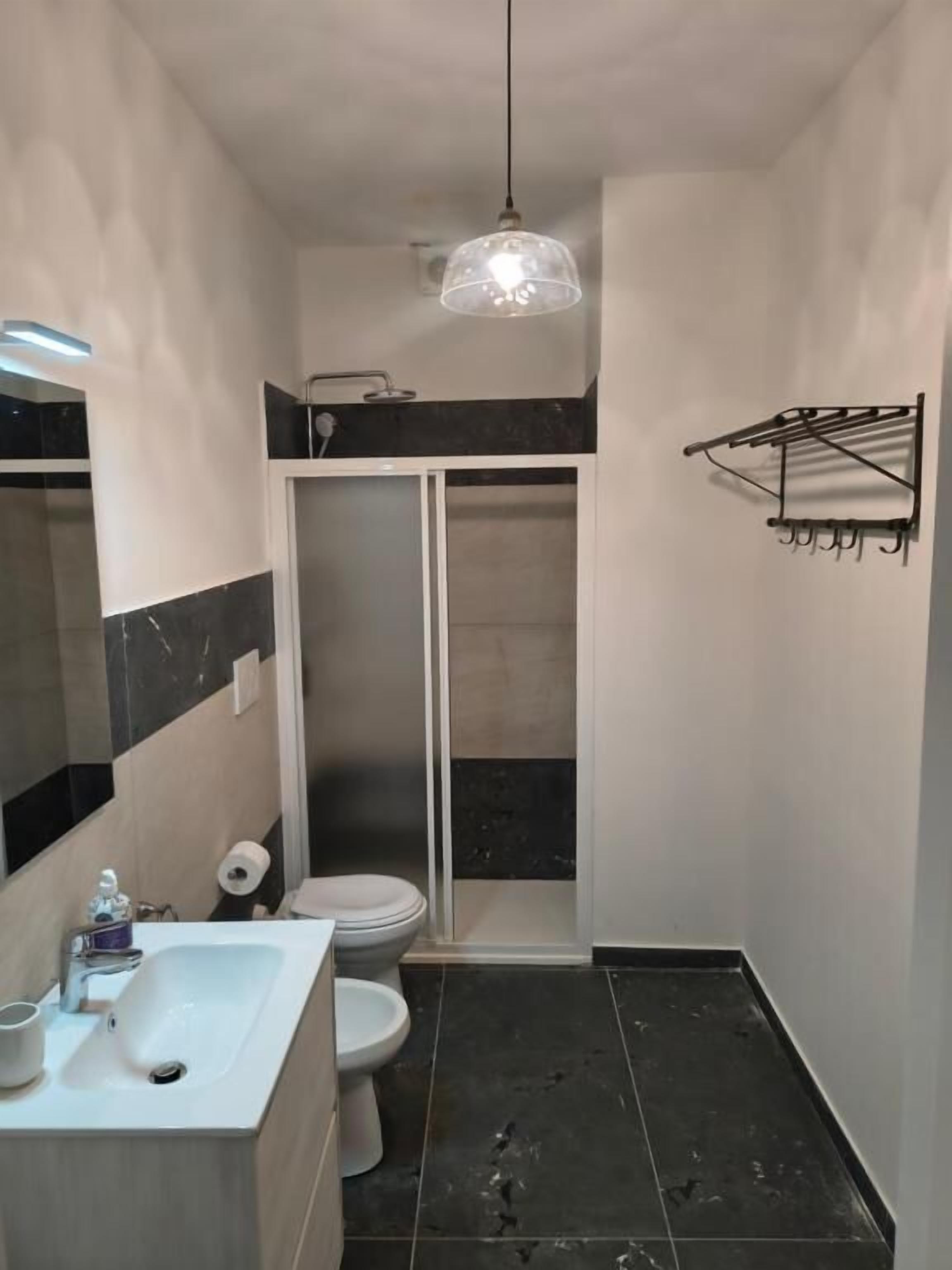 Chambre Double Confort, patio, vue cour intérieure | Salle de bain