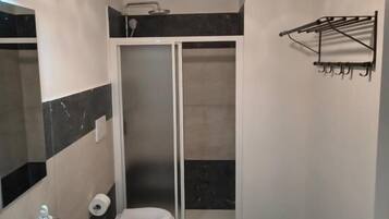 Chambre Double Confort, patio, vue cour intérieure | Salle de bain