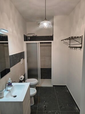 Comfort-Doppelzimmer, Terrasse, Blick auf den Innenhof | Badezimmer