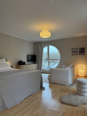 1 dormitorio, tabla de planchar con plancha, wifi y ropa de cama