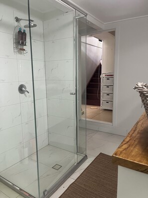 Shower, towels, soap, toilet paper - Charming apartment (whole ground floor) in the heart of Paddington (Paddington)