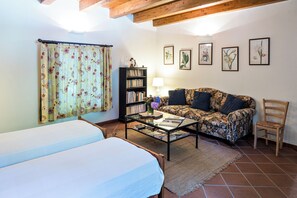 2 makuuhuonetta, silitysrauta/-lauta, vauvan matkasänky, ilmainen Wi-Fi