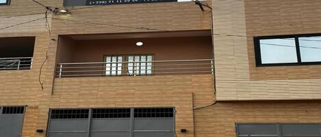 Estúdio luxo, sacada, vista para a cidade | Detalhe da fachada