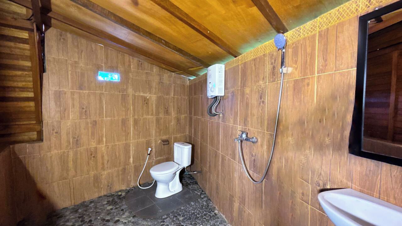 Shower, towels, soap, shampoo