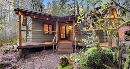 Ranger’s Rest | Historic Mt Hood Cabin w/ Hot Tub