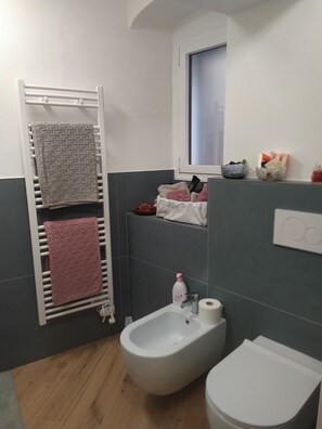 Doccia, asciugacapelli, bidet, asciugamani