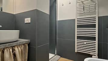 Dusche, Haartrockner, Bidet, Handtücher