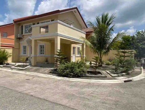 Soothing 3-bedroom house with AC in Cabanatuan City