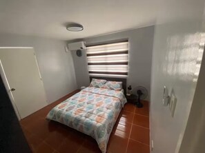 Tabla de planchar con plancha, acceso a internet y ropa de cama 