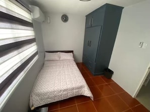 3 bedrooms, iron/ironing board, internet, bed sheets
