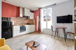 Fridge, microwave, oven, stovetop - Lovely 1BR flat with direct access to subway, streetcar, and RER (Vitry-sur-Seine)