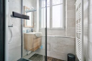 Shower, towels, toilet paper - Lovely 1BR flat with direct access to subway, streetcar, and RER (Vitry-sur-Seine)